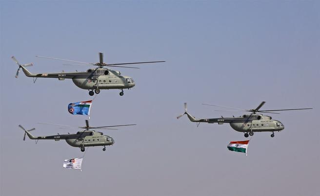   印军直升机，吊挂国旗、军旗与展会旗，为「印度航空展」助威。图为其预演画面。（取自印度国防部发言人「X」帐号）
