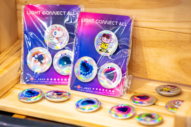 「雷射胸章組」聯名桃園市吉祥物「宇宙版ㄚ桃園哥」，遇光產生光影變化，極具收藏價值。（圖/桃園市政府）