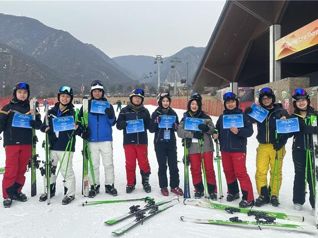 大九學堂的40餘位師生，今天在北京市郊的延慶冬奧滑雪場體驗滑雪。（照片由隨團老師、文化大學新聞系教授莊伯仲提供）