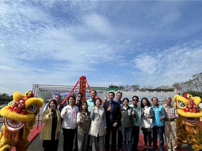屏東縣立大同高級中學師生宿舍及中央廚房11日動土，由縣款斥資1億8300萬元分別打造3樓、1樓建築，預計明年9月竣工。（謝佳潾攝）