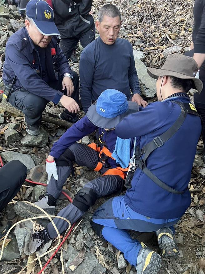 76岁许姓男子登棚集山，不慎滑落10公尺边坡，左肩骨折无法行走。（屏东县消防局提供／罗琦文屏东传真）
