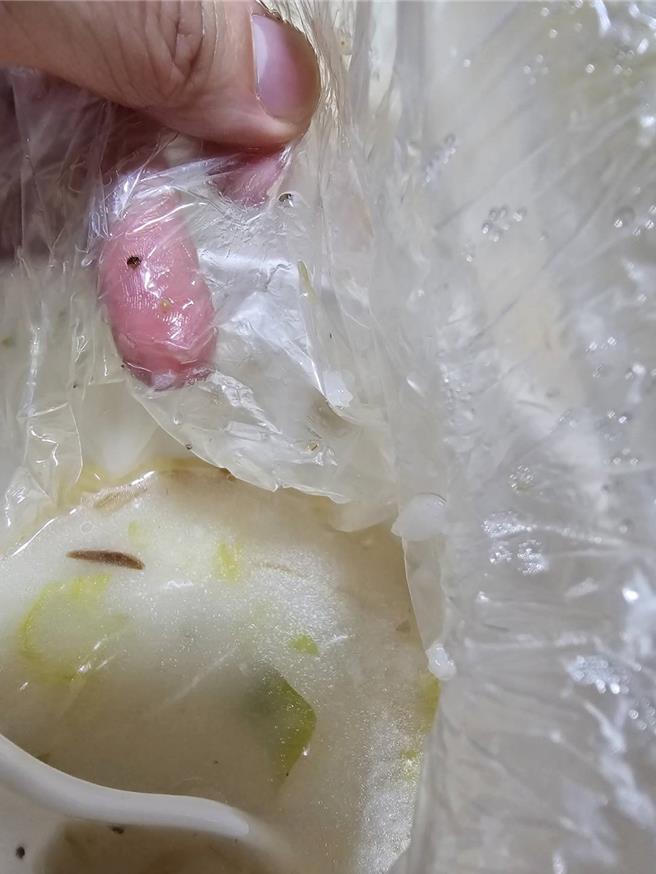 民眾近日透过外送平台点了北市「享之馔　台南虱目鱼」的虱目鱼肉粥，惊见里头满满都是虫。（翻摄自爆料公社）