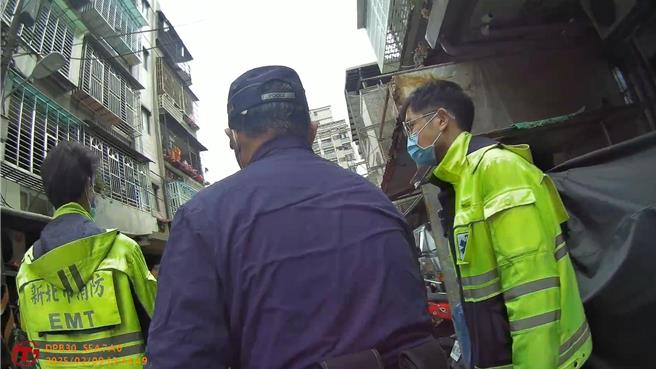 新北市树林区一名35岁男子因情绪激动被父亲报案送强制就医，未料他却在上救护车时出脚踹向现场救护人员。（翻摄画面）