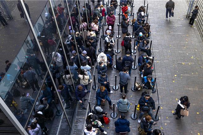 三星Galaxy S25 取货首日星粉热血排队抢新机。（三星提供）