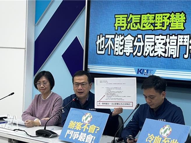 國民黨團今下午召開「再怎麼野蠻也不能拿分屍案搞鬥爭？!」記者會，首席副書記長羅智強（中）、立委牛煦庭（右）、翁曉玲（左）出席。（陳薏云攝）