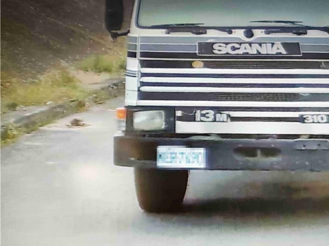 砂石车撞死小黑狗的过程都被监视器拍下来。(读者提供／吕妍庭嘉义传真)