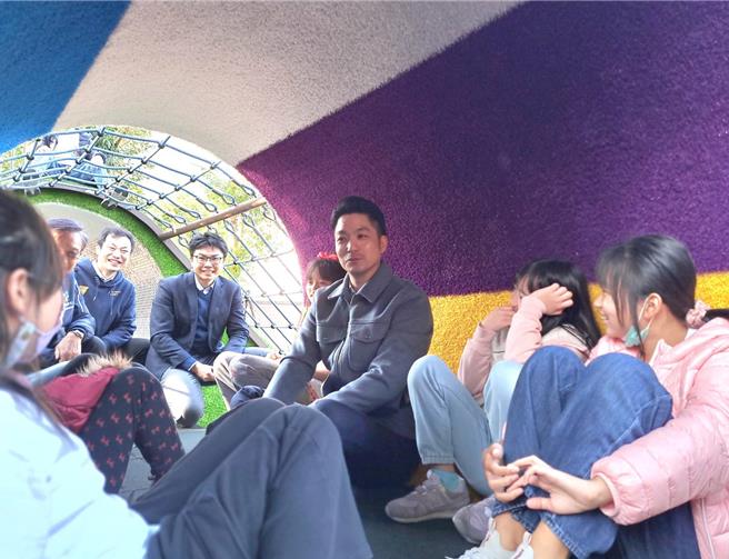 全台国中、小11日开学，台北市长蒋万安（中）今赴铭传国小欢迎学生回到校园学习，并与学生一同体验共融式游戏场，他说，今年将再投入1500万元，打造3座共融游戏场，达成共融、共游、共享、共好的目标。（温予菱摄）