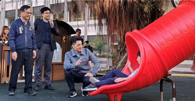 台北市长蒋万安（中）与铭传国小学生共同体验共融式游戏场。（温予菱摄）