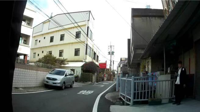 员林分局员警获报到和美镇镇东路一带，发现有男子形迹可疑，在民宅前来回徘徊。（警方提供／叶静美彰化传真）