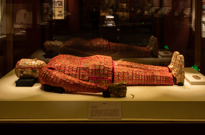 汉代人相信人死后灵魂可附着在他人身上，为了防止灵魂出窍、羽化成仙，于是利用玉器塞住九窍。