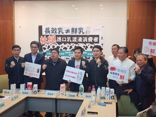 食药署代理署长林金富公布，未来将朝保存期在14天以下会标鲜乳，若超过14天则不得使用「鲜」字，待行政院正式决策下来食药署就会配合农业部办理。（黄敬文摄）