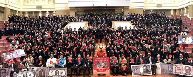新兴国际中小学今天开学，校方结合国际教育，还发放外币红包给每位学生贺年，今年包含马来币、新加坡币、澳币、欧元、泰铢、美金、日币、韩币。桃园市长张善政说，拿到外币红包可以了解币值，也能透过纸钞图案，认识不同国家文化与歷史，拓展国际视野。（校方提供）