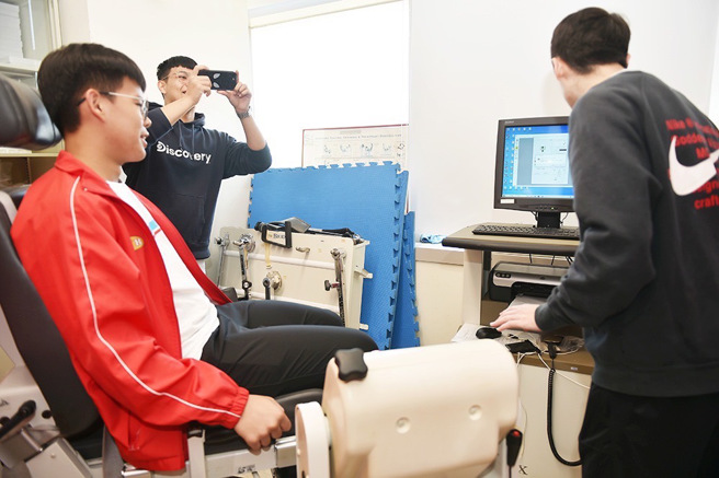 參訪團隨後參觀運動生理實驗室，由教師詹士玄、許禮舜介紹體育科學在運動訓練與傷害預防的應用，並透過設備展示，讓學生親身體驗運動科學的發展。(照片/文化大學提供)
