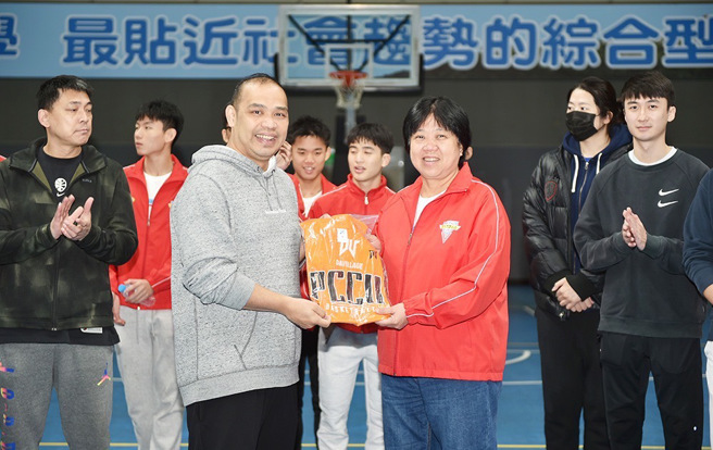 文化大學宋玉麒院長(左)致贈專屬球衣給興華中學團長蘇愛雲主任(右)。(照片/文化大學提供)
