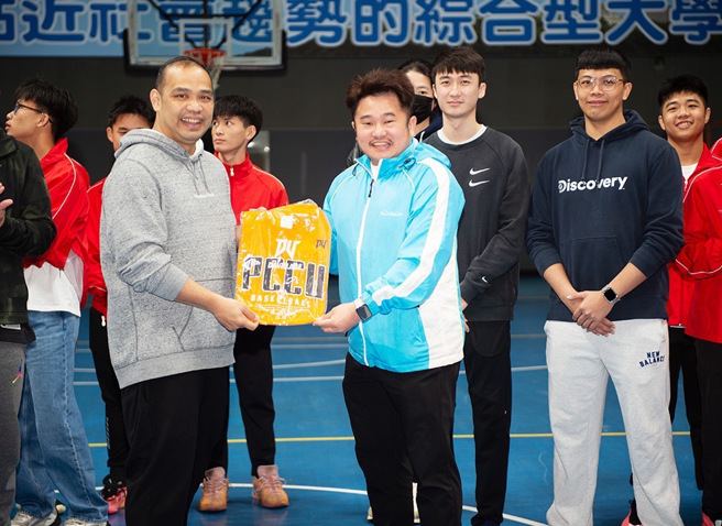 文化大學特別致贈專屬球衣予文大校友葉漢偉(右)，感謝其鼎力促成此次交流。(照片/文化大學提供)
