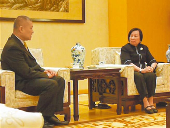 海基会创会董事长辜振甫遗孀辜严倬云4日辞世，已故大陆海协会长汪道涵次子汪致重5日与夫人张思华发表文章，共同怀念他们心中的「老妈妈」。图为2010年，汪致重（左）赴妇联会拜谒辜严倬云（右）。（汪致重提供／朱绍圣台北传真）