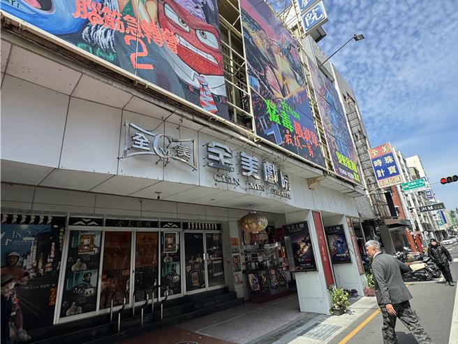 走过75年岁月的全美戏院，全盛时期单日超过2000人进戏院看电影，今天证实因不堪连年亏损，将营业至3月2日，消息一出让很多台南人震惊不舍。(曹婷婷摄)