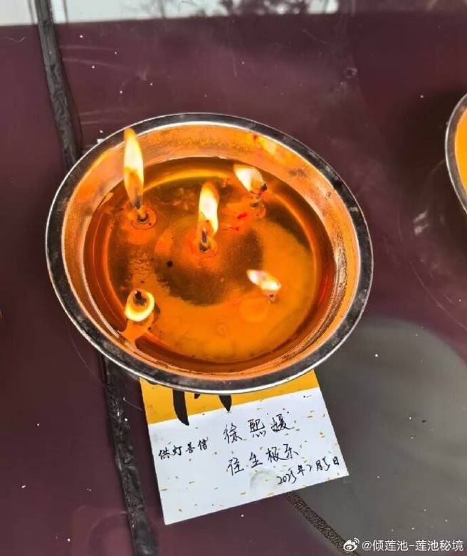 大陆广西，有寺庙出现善心人士默默替大S点灯祈福。（图/ 翻摄自微博）