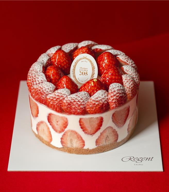 在韩国平均每30秒就可卖出1颗的「KITCHEN205」草莓蛋糕，近期快闪台北晶华酒店，1周就卖掉2000颗，平均每日夯卖近700颗草莓蛋糕。（图／台北晶华酒店）