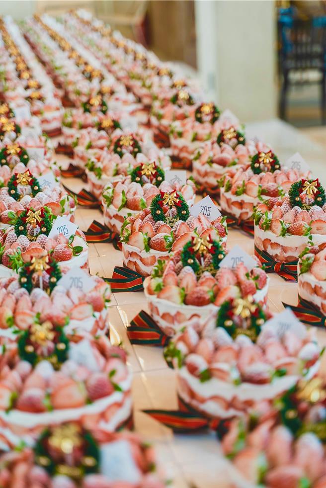 「6吋经典草莓田」蛋糕在韩国平均每30秒就卖出1颗，韩国媒体给予「Open Run草莓蛋糕」的封号，形容店一开门（open），客人就涌入疯抢（run）的热烈盛况。（图／台北晶华酒店）