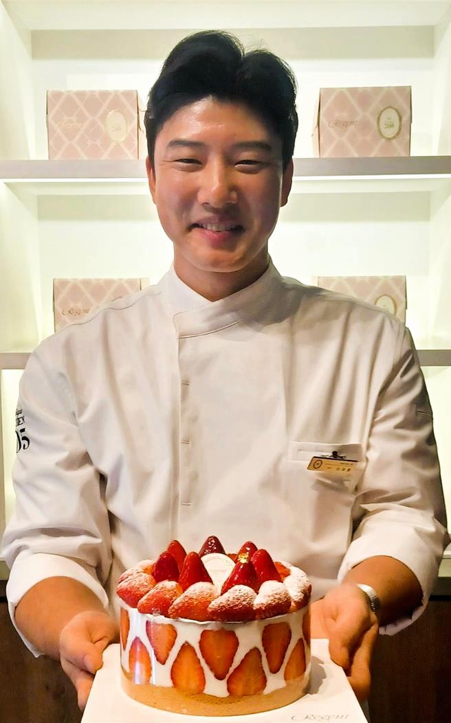 「KITCHEN205」团队受邀到晶华酒店，创办人李载勋亲自示范草莓蛋糕的制程，「6吋经典草莓田」每颗蛋糕得用掉半公斤、约40颗新鲜草莓。（陈韵萍摄）