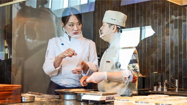 郑智善去年底曾到访飨宾旗下顶级自助餐厅「飨 AJOY」踩点、拍摄YT内容，并现场试作小笼包，还品尝很多餐厅经典料理。（图／飨宾集团）