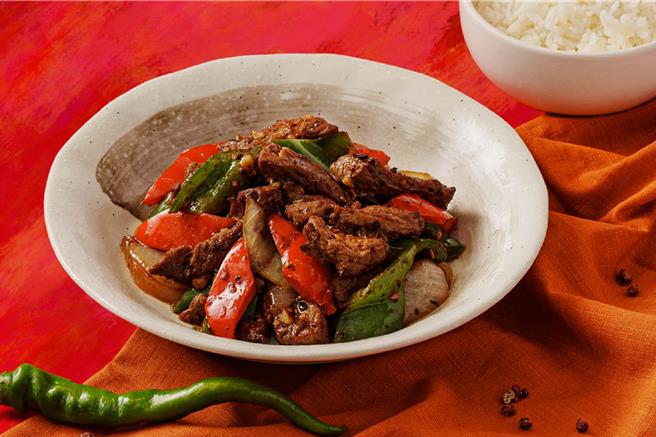 「开饭川食堂」为飨宾旗下颇具规模的连锁中式餐厅，主打麻辣鲜香的时尚川味，全台共有32间分店。（图／飨宾集团）