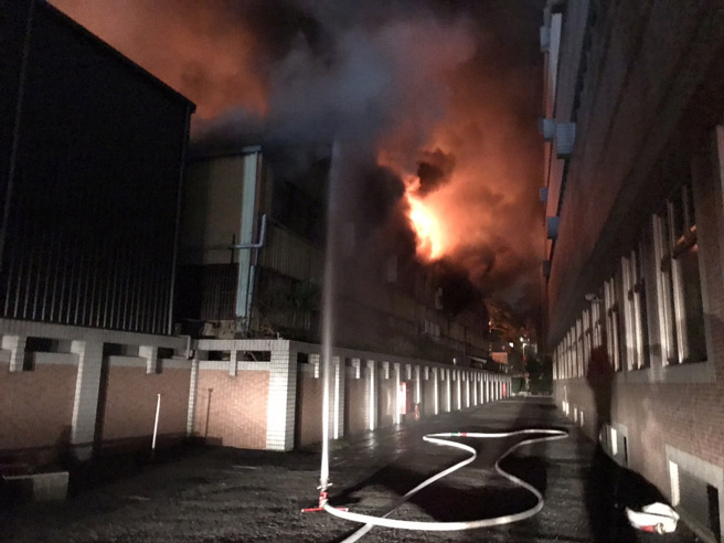 桃园龙潭工五路，晚间8点发生工厂大火，浓烟不断飘散，请民眾减少外出。（翻摄画面）