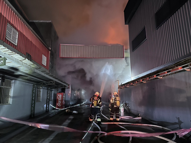 桃园龙潭工五路，晚间8点发生工厂大火，浓烟不断飘散，请民眾减少外出。（翻摄画面）