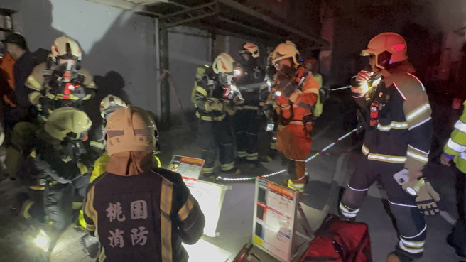 桃园龙潭工五路，晚间8点发生工厂大火，浓烟不断飘散，请民眾减少外出。（翻摄画面）