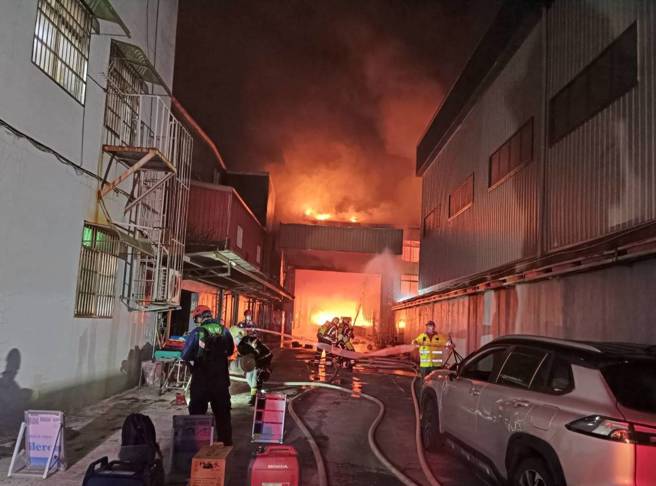 桃园龙潭工五路，晚间8点发生工厂大火，浓烟不断飘散，请民眾减少外出。（翻摄画面）