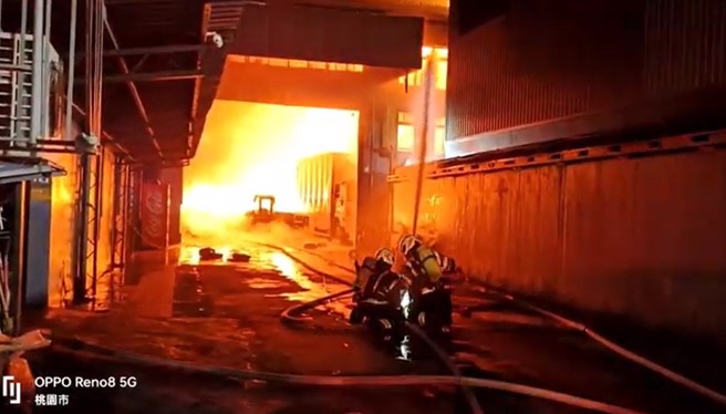 桃园龙潭工五路，晚间8点发生工厂大火，浓烟不断飘散，请民眾减少外出。（翻摄画面）