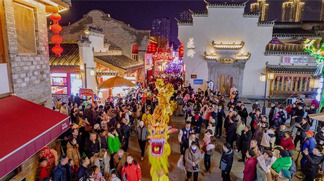 陆多彩民俗闹元宵花灯璀璨迎佳节。（大陆央视）