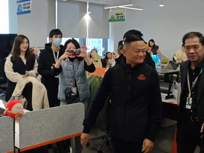 阿里巴巴创始人马云现身阿里巴巴杭州园区，他身穿阿里巴巴黑色文化夹克，全程微笑并向员工挥手致意「新年好！」（图／快科技）