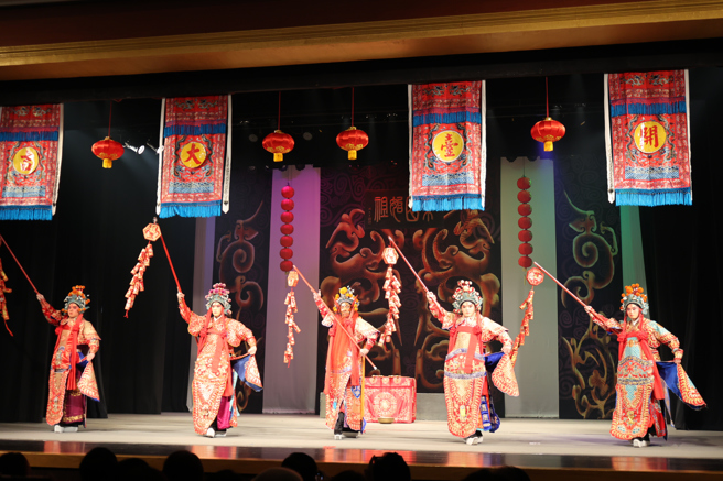 復兴京剧团开臺喜庆戏《五路灵官》象徵净化舞台除瘟煞。（復兴京剧团提供）