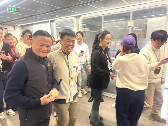 马云说，技术固然重要，未来真正决定胜负的，还是我们要做些什么真正有价值而又是与眾不同的事。（图／快科技）