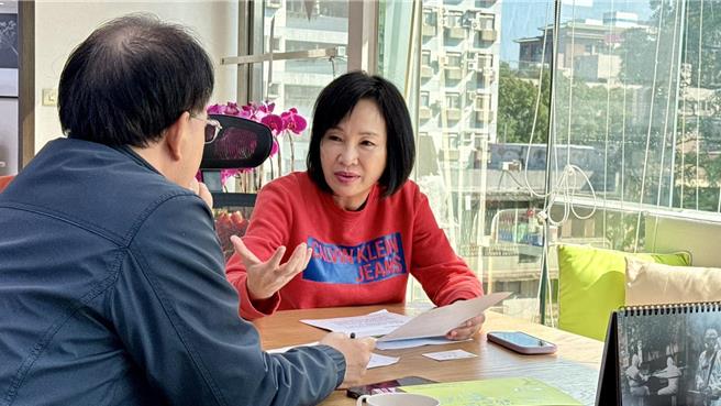 高雄市将于21日晚间大停水，国民党立委柯志恩11日（右）找了台水公司商讨停水对策。（摘自柯志恩脸书／林瑞益高雄传真）