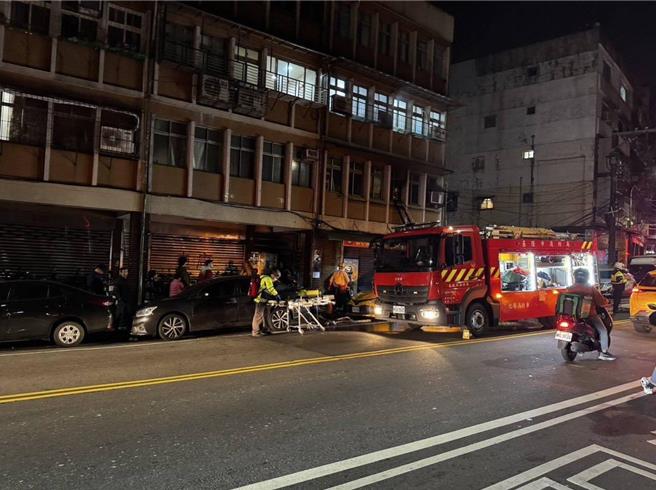 基隆市安一路一處民宅2樓，11日晚間9時許發生火災，造成獨居的徐姓老婦人嗆傷送醫，目前正插管急救中。（翻攝照片／張志康基隆傳真）