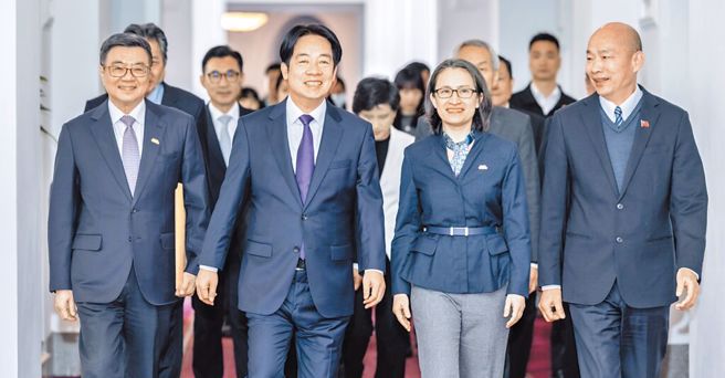 赖清德总统（前排左二）10日在总统府内召开五院国政会商，赖清德带领与会者一同入场。图左至右分别为：行政院长卓荣泰、赖清德总统、副总统萧美琴、立法院长韩国瑜。（总统府提供）