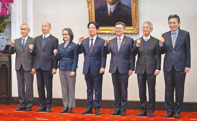 总统赖清德10日首度依宪法44条召开院际国政会商，和五院出席首长合影留念。图／总统府提供