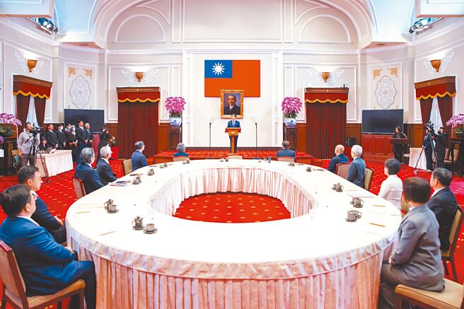 賴總統依憲法第四十四條順利召集院際協調，卓院長上任後在二個會期已提出三次覆議案均遭否決，也是史無前例。（總統府提供）