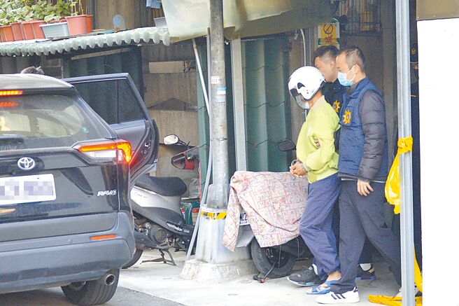 高雄檢警10日將張嫌（右二）借提至其住家進行勘驗。（任義宇攝）