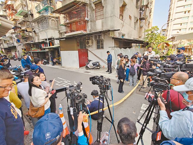 高雄市檢警10日前往分屍案張嫌住家勘驗，引起關心案情鄰居、民眾到場圍觀，也紛紛表達案發前張嫌「不對勁」之處。（任義宇攝）