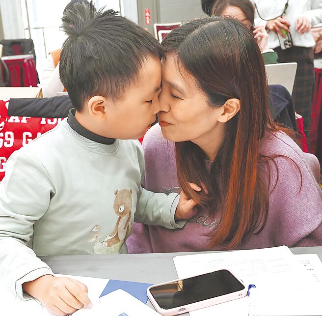 未婚女医师王杏安（右）在照护「结节硬化症」儿童柴柴（左）过程中，萌发母爱，去年顺利收养成为合法母子。（陈俊吉摄）