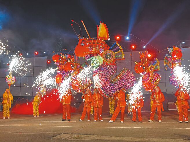 苗栗市2025(火旁)龙系列活动「(火旁)龙之夜」9日晚间在苗栗河滨公园震撼上演，今年的龙特地邀请大陆武汉高龙团队登场。（苗栗市公所提供／谢明俊苗栗传真）