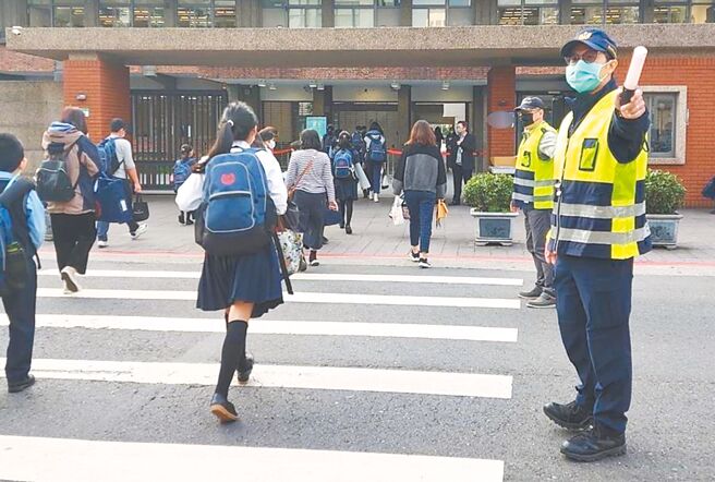 11日是國中小開學日，台北市警察局交通警察大隊為避免家長接送學童車潮，造成校區周邊交通衝擊，將出動149名警力、3名義交至各校門口、家長接送區及周邊道路疏導交通。（台北市警察局交通警察大隊提供／温予菱台北傳真）
