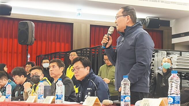 新北市長侯友宜（前右一）10日率市府團隊到樹林、土城辦理行動治理座談會。（柯毓庭攝）