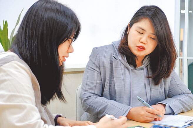 協助青年求職，新北市青年局提供「專業職涯諮詢服務」，針對個別學員1對1諮詢；2025年首度規畫辦理5場次的「履歷工作坊」。（新北市青年局提供／陳慰慈新北傳真）