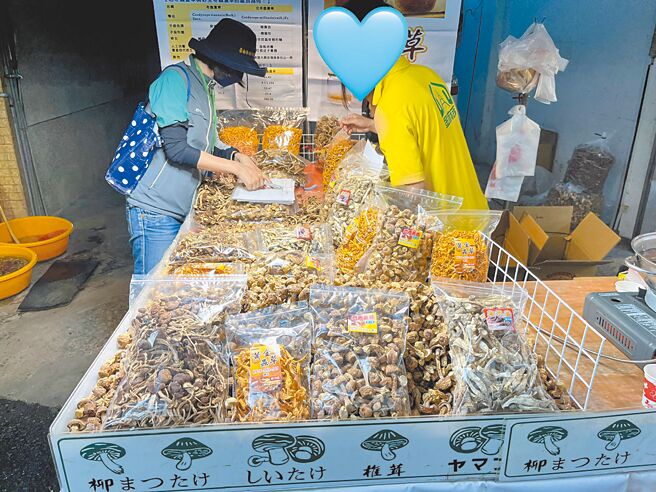 台南市政府卫生局配合食品药物管理署执行市售食品重金属监测时，发现萧姓摊商贩售的巴西蘑菇重金属镉含量超标。（台南市政府卫生局提供／洪荣志台南传真）
