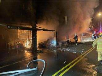 宜蘭機車行深夜突爆炸竄濃煙 延燒3間車輛成廢鐵